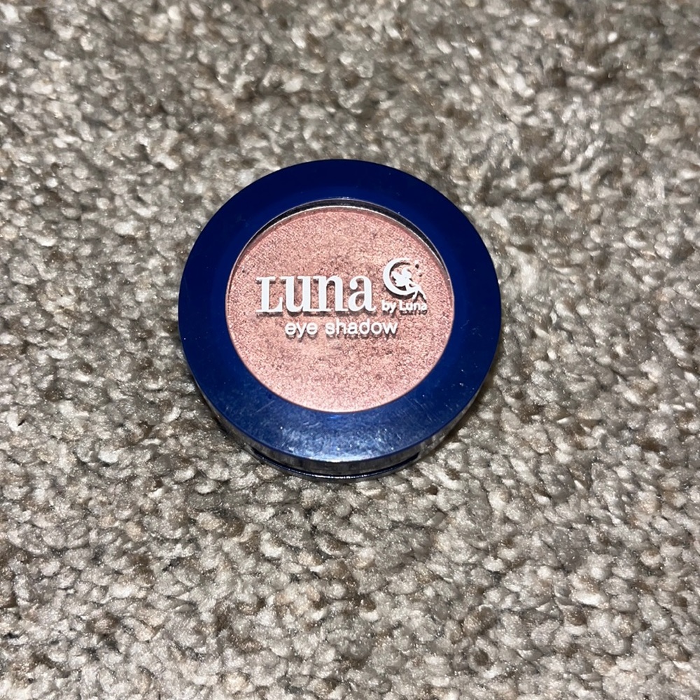 Luna eyeshadow in the color juliet